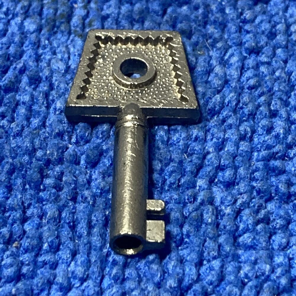 Vintage Mini Diary Jewelry / Luggage /Box Hollow Barrel Silver Key